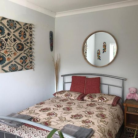 Cozy Double Bedroom In Stunning Bungalow On River Thames - Near Thorpe Park/Royal Holloway University/20Mins From Heathrow Staines-upon-Thames Luaran gambar