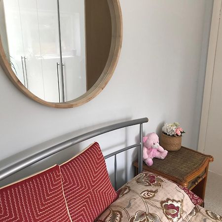 Cozy Double Bedroom In Stunning Bungalow On River Thames - Near Thorpe Park/Royal Holloway University/20Mins From Heathrow Staines-upon-Thames Luaran gambar