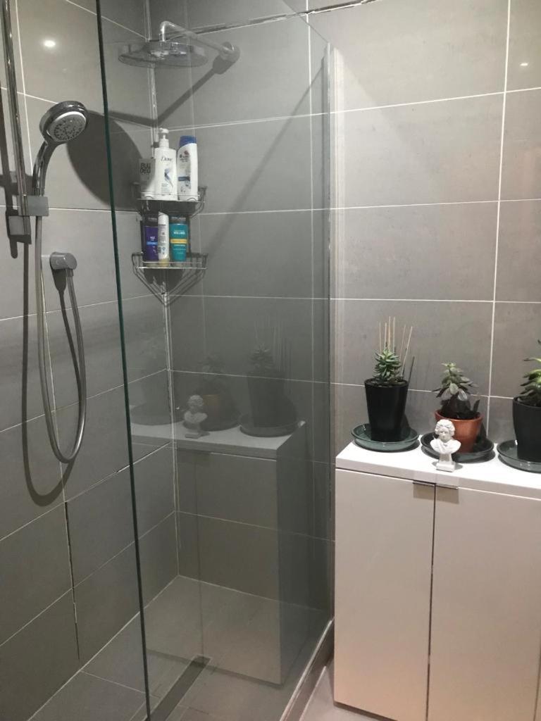 Cozy Double Bedroom In Stunning Bungalow On River Thames - Near Thorpe Park/Royal Holloway University/20Mins From Heathrow Staines-upon-Thames Luaran gambar