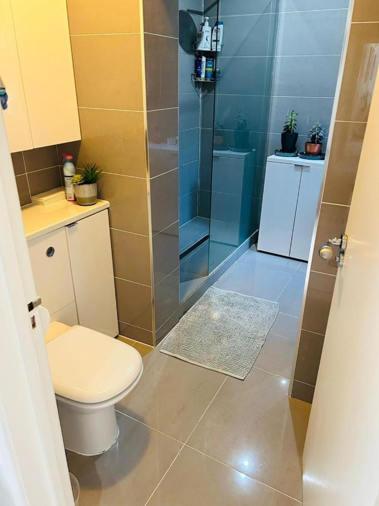 Cozy Double Bedroom In Stunning Bungalow On River Thames - Near Thorpe Park/Royal Holloway University/20Mins From Heathrow Staines-upon-Thames Luaran gambar