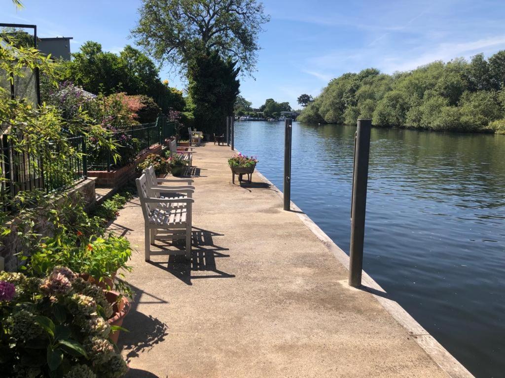 Cozy Double Bedroom In Stunning Bungalow On River Thames - Near Thorpe Park/Royal Holloway University/20Mins From Heathrow Staines-upon-Thames Luaran gambar