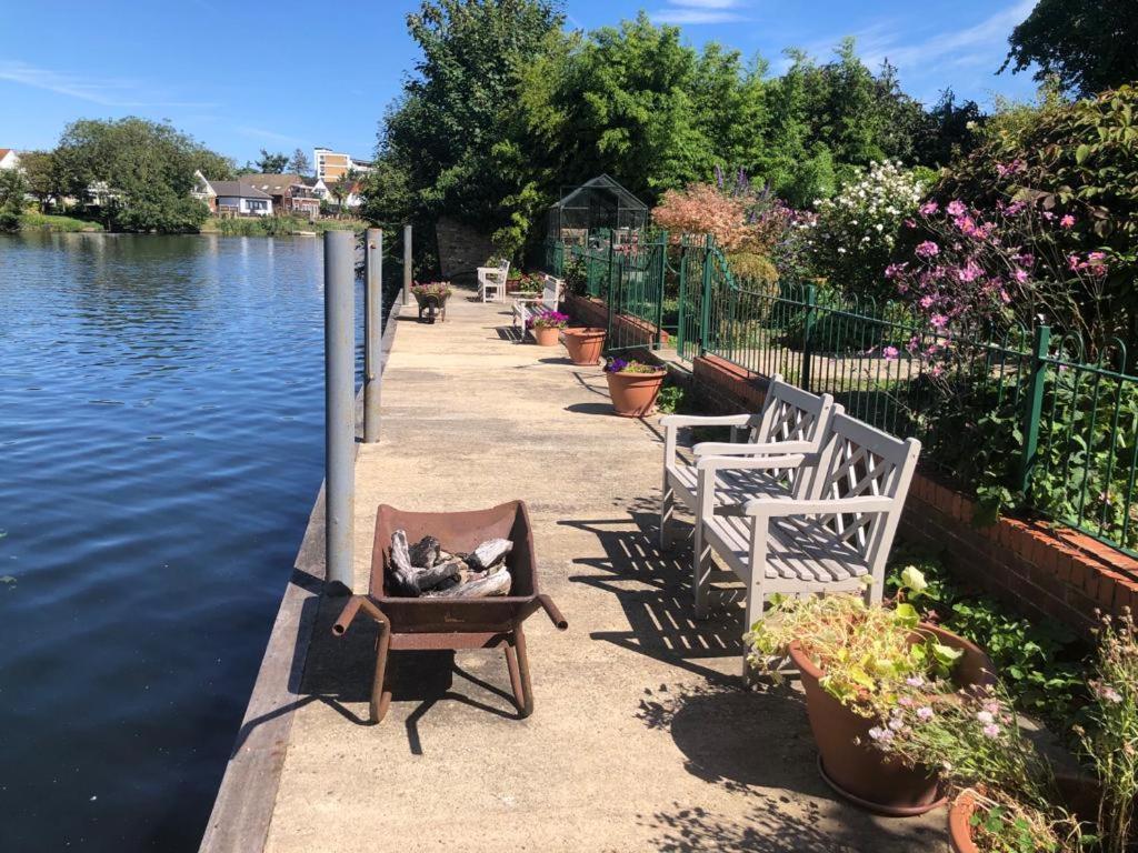 Cozy Double Bedroom In Stunning Bungalow On River Thames - Near Thorpe Park/Royal Holloway University/20Mins From Heathrow Staines-upon-Thames Luaran gambar