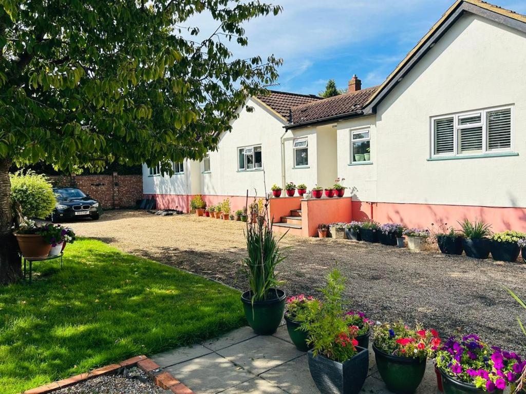 Cozy Double Bedroom In Stunning Bungalow On River Thames - Near Thorpe Park/Royal Holloway University/20Mins From Heathrow Staines-upon-Thames Luaran gambar