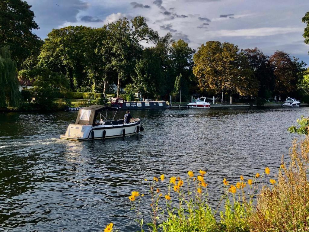 Cozy Double Bedroom In Stunning Bungalow On River Thames - Near Thorpe Park/Royal Holloway University/20Mins From Heathrow Staines-upon-Thames Luaran gambar