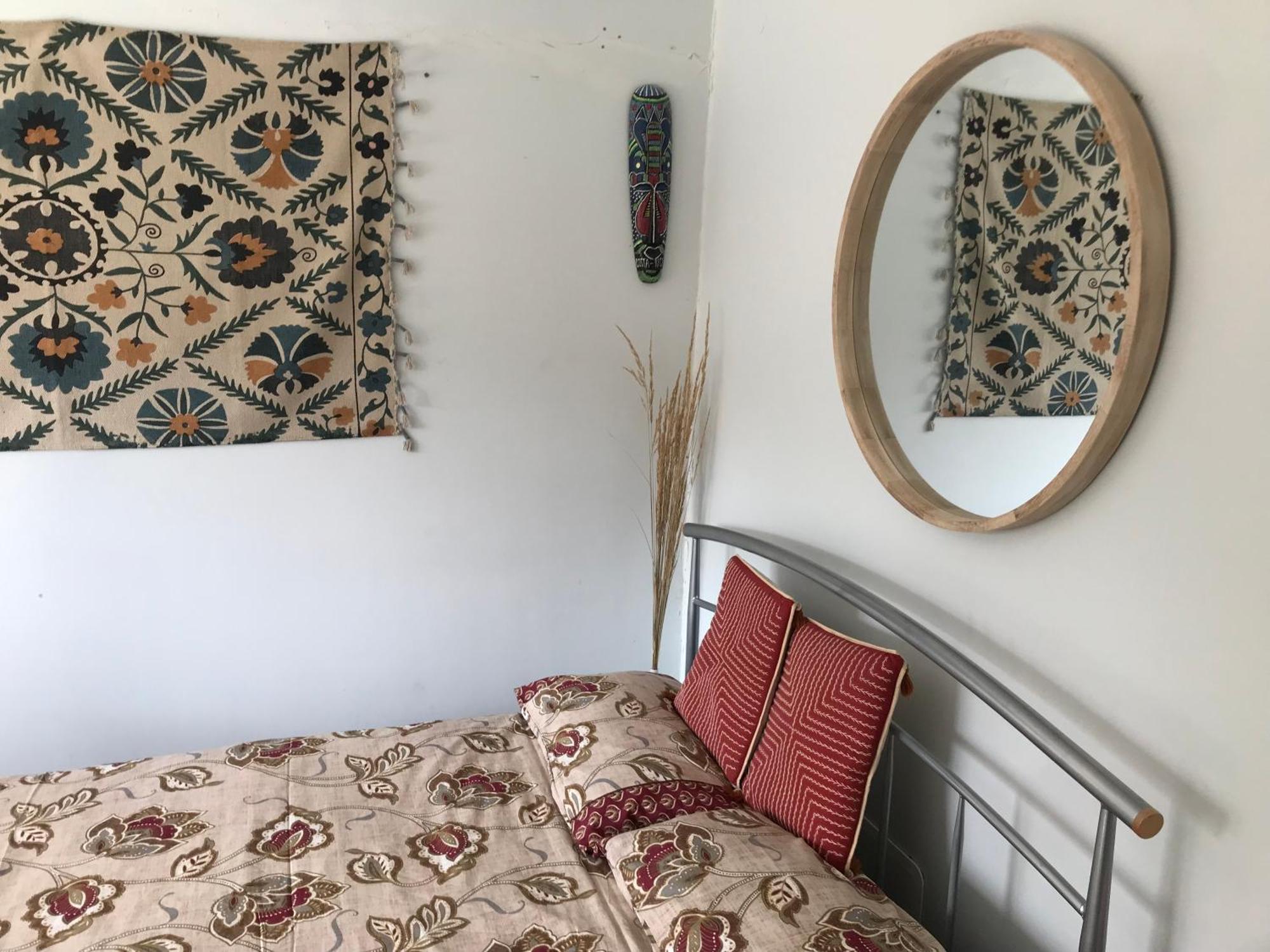Cozy Double Bedroom In Stunning Bungalow On River Thames - Near Thorpe Park/Royal Holloway University/20Mins From Heathrow Staines-upon-Thames Luaran gambar