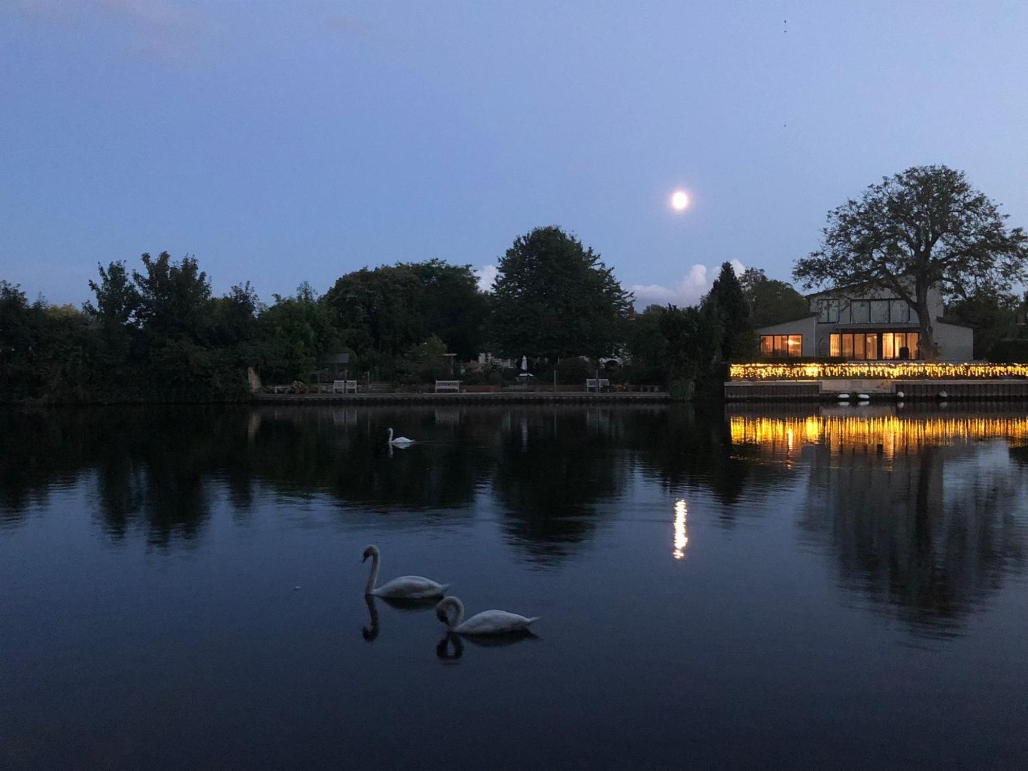 Cozy Double Bedroom In Stunning Bungalow On River Thames - Near Thorpe Park/Royal Holloway University/20Mins From Heathrow Staines-upon-Thames Luaran gambar