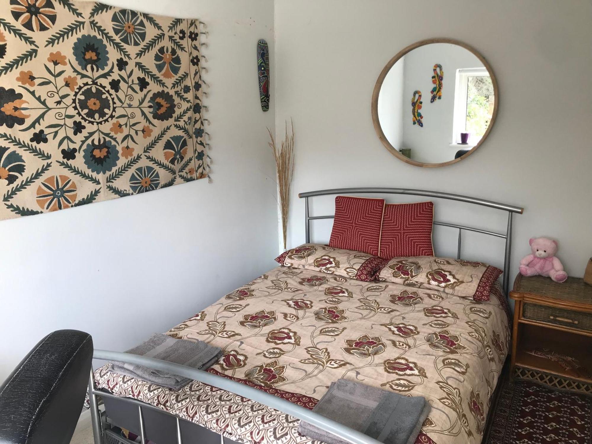 Cozy Double Bedroom In Stunning Bungalow On River Thames - Near Thorpe Park/Royal Holloway University/20Mins From Heathrow Staines-upon-Thames Luaran gambar