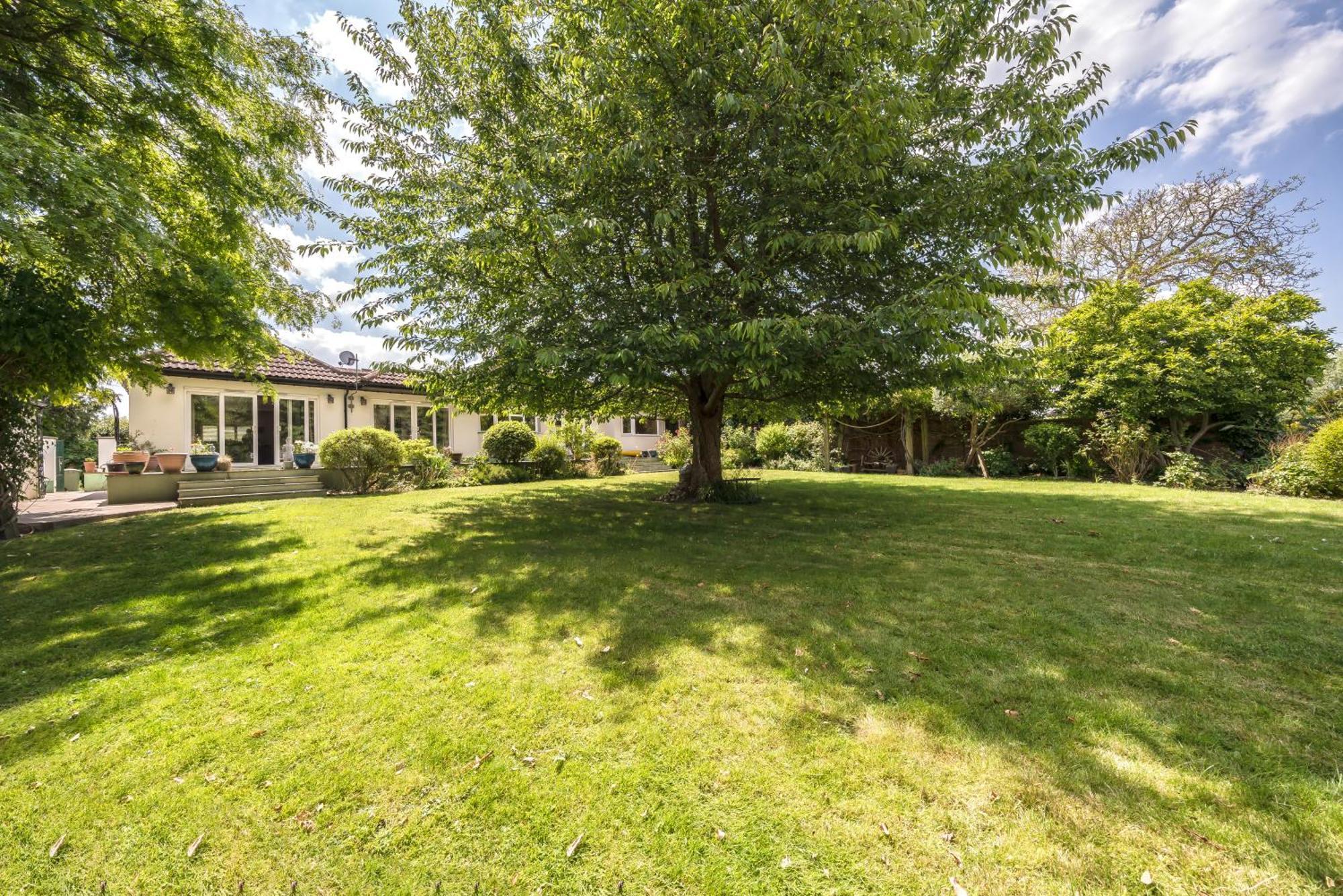 Cozy Double Bedroom In Stunning Bungalow On River Thames - Near Thorpe Park/Royal Holloway University/20Mins From Heathrow Staines-upon-Thames Luaran gambar